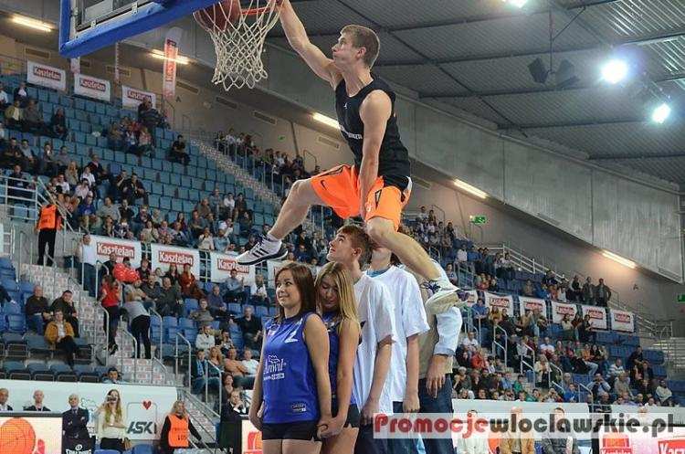 Łukasz Biedny na konkursie wsadów podczas KBC we Włocławku