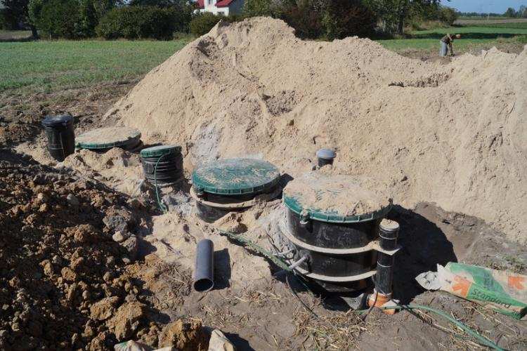 Powstają kolejne przydomowe oczyszczalnie ścieków w gminie Kowal