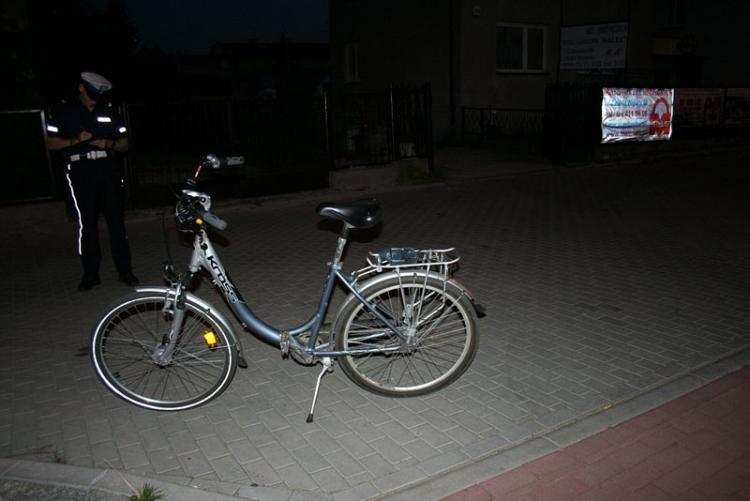 Zderzenie dwóch rowerzystów. Kobieta z obrażeniami w szpitalu