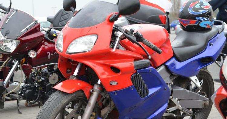 Rozpędzone Kawasaki uderzyło w Passata. Ranni w szpitalu