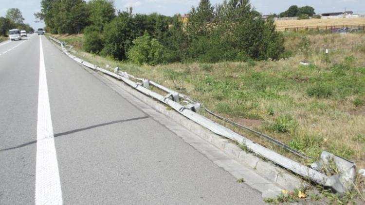 Pijany kierowca autobusu staranował barierkę [ZDJĘCIA]