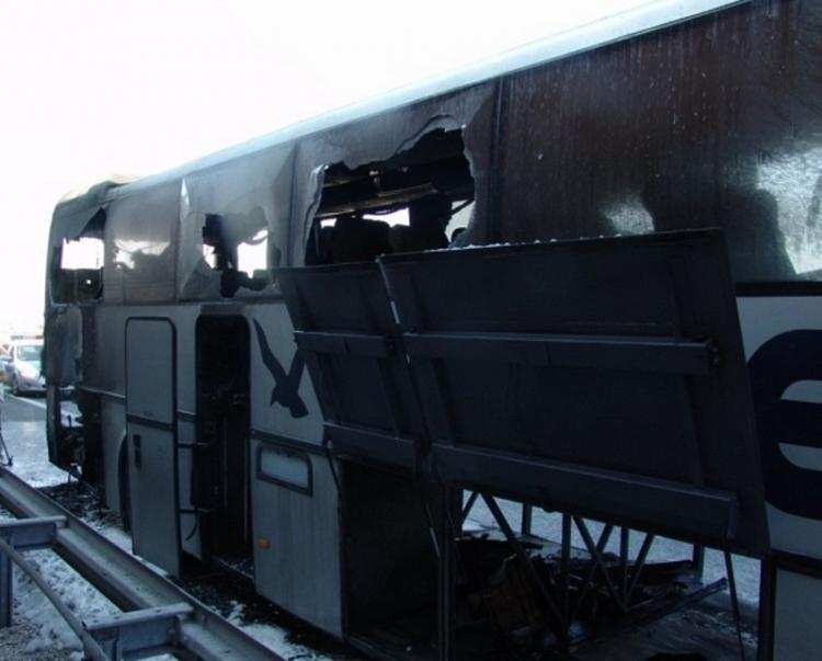 Pożar autokaru przewożącego dzieci na autostradzie. [ZDJĘCIA]