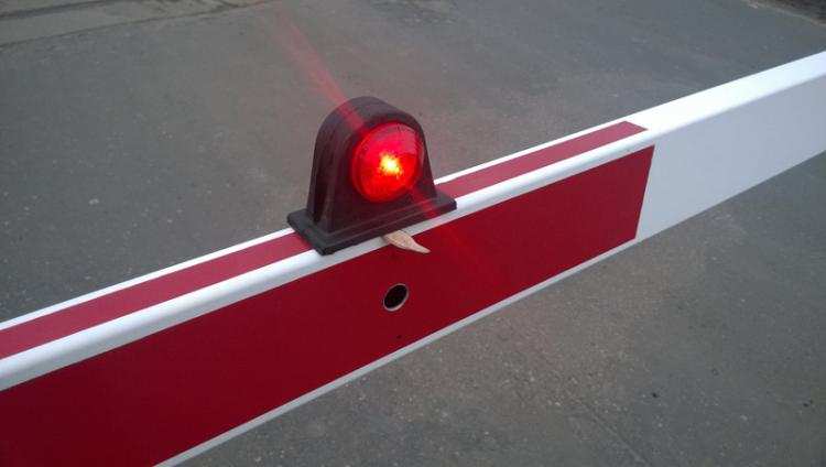 Samochód osobowy wjechał pod pociąg pod Włocławkiem. Kierowca cudem przeżył