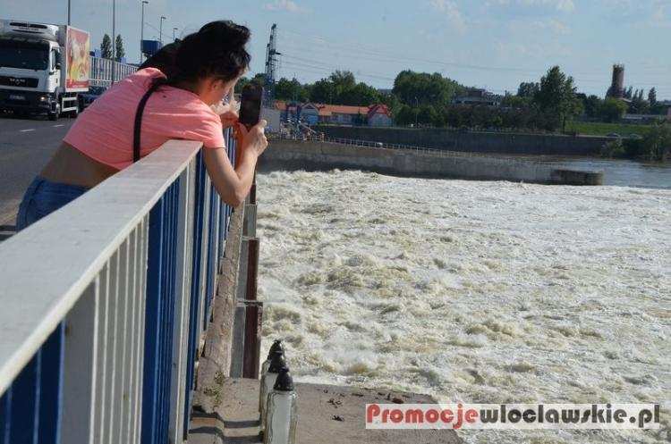 Fala powodziowa zbliża się do Włocławka. Na tamie trwa zrzut wody [VIDEO FOTO]
