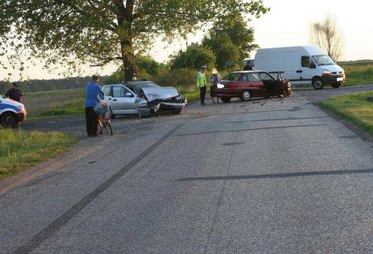 Opel zderzył się z seatem. Jedna osoba w szpitalu.