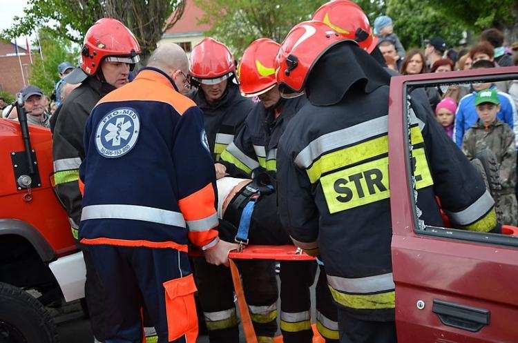 Wypadek na A1 koło Pikutkowa. Strażacy musieli użyć sprzętu hydraulicznego