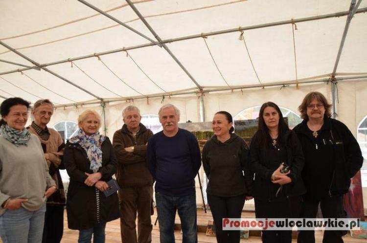 Plener, a na nim... znakomici artyści w Gołaszewie.