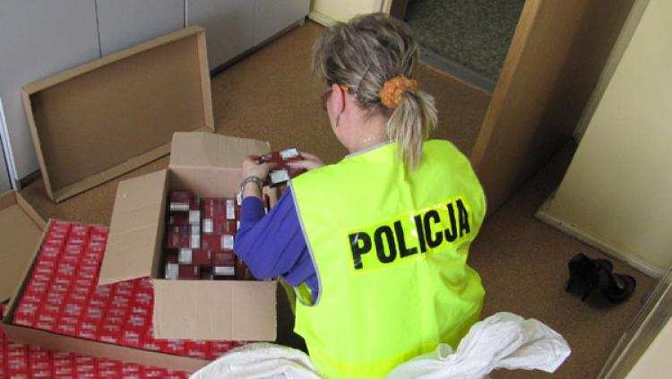 1500 paczek papierosów  i 25 kg tytoniu bez znaków skarbowych akcyzy na Krasińskiego