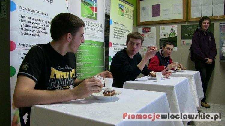 Wcinali pączki na czas. Zwycięzca zjadł..? [VIDEO]
