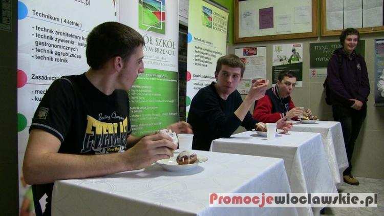 5 pączków w 2,5 minuty, czyli Tłusty Czwartek w regionie [ZDJĘCIA]