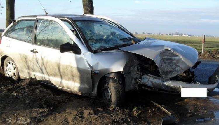 Wypadek w Kościelnej Wsi. Po pijanemu uderzył w drzewo [ZDJĘCIA]