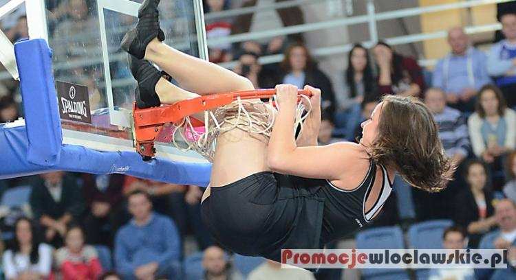 Akrobatycznie w Hali Mistrzów. Cheerleaderka Zawisła Na Koszu [VIDEO]