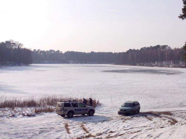 Jeździł autem po zamarzniętym jeziorze. Jaki był finał?