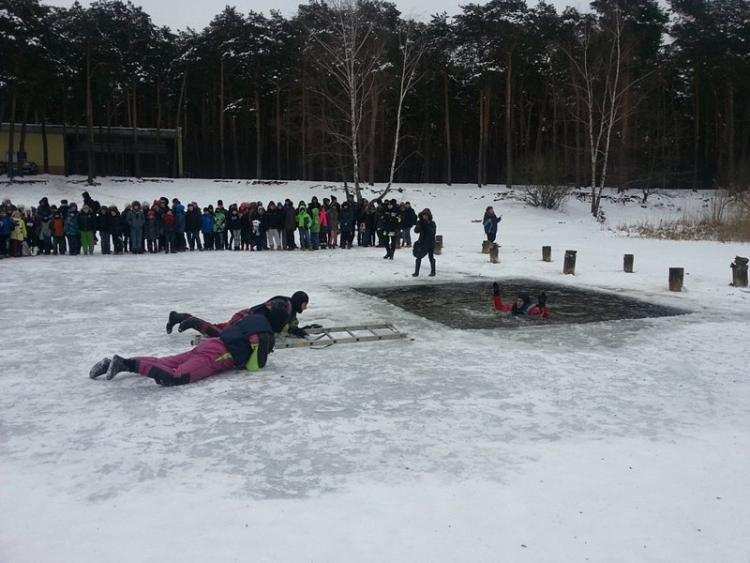 Lód się załamał, ktoś wpadł do przerębla!! [ZDJĘCIA]