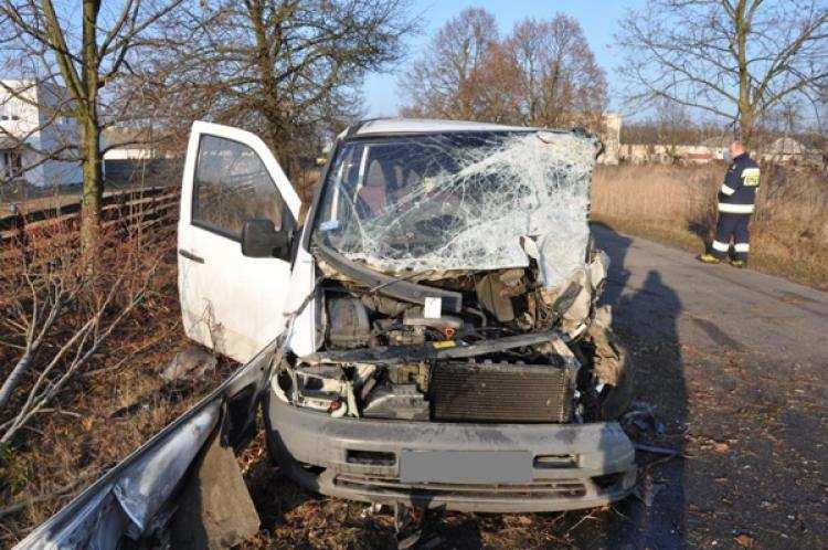 Pijany kierowca zatrzymał się na drzewie [FOTO]