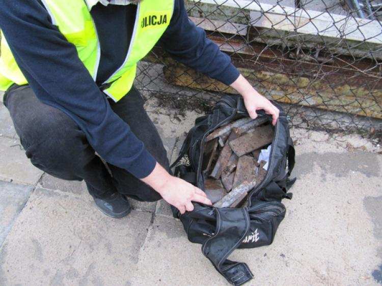 Przenosili  łup w torbie podróżnej