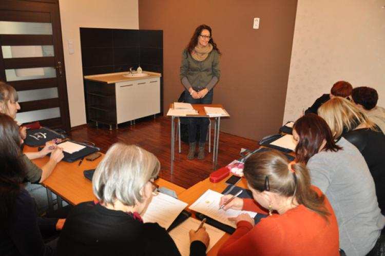 Zapisz się na kurs języka migowego.