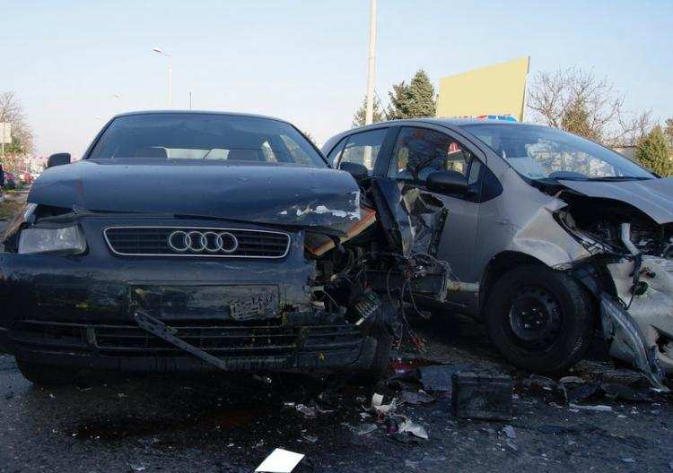 Wypadek u zbiegu ul. Kaliskiej i Planty we Włocławku. Trzy osoby w szpitalu [ZDJĘCIA]