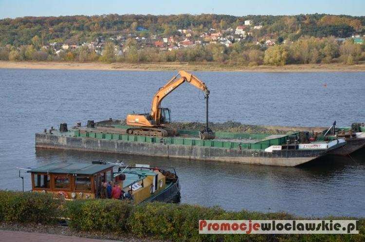 Prace związane z budową pływającej sceny na Wiśle rozpoczęte