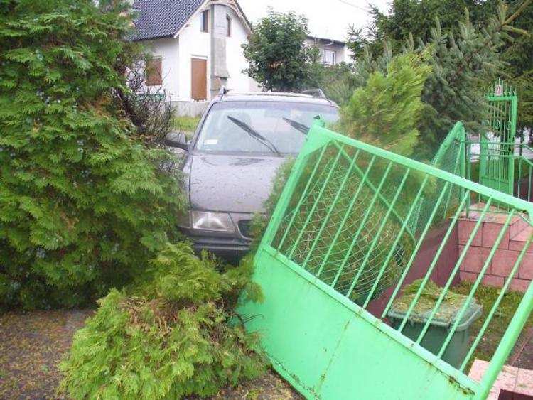 Pijany kierowca staranował ogrodzenie