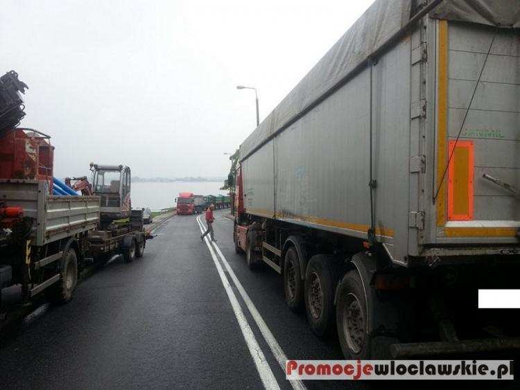 Zderzenie dwóch samochodów ciężarowych na włocławskiej tamie. [FOTO, VIDEO]