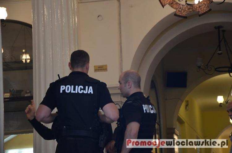 Poszukiwany nakazem doprowadzony do zakładu karnego