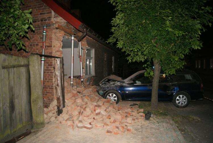 Uderzył autem w dom.