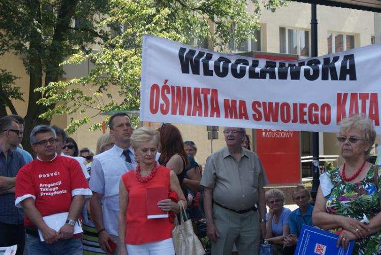 Dziś we Włocławku protestowali przeciwko planom oszczędności w oświacie