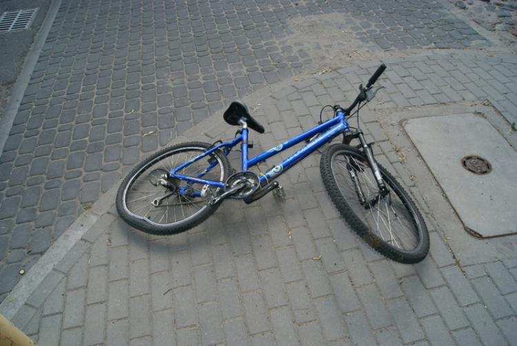 Rowerzysta wjechał pod samochód. 