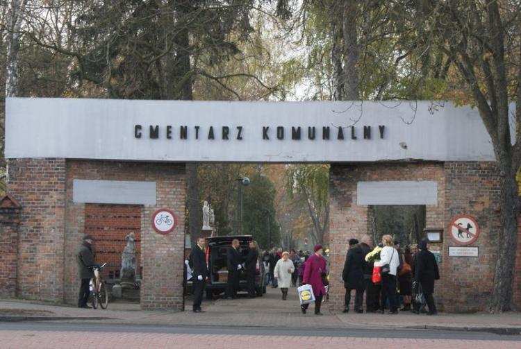 Zmiana organizacji ruchu w obrębie cmentarza w dniu Wszystkich Świętych.
