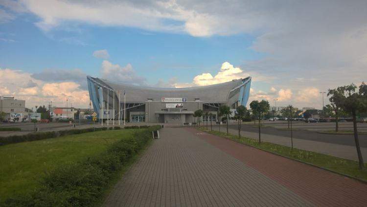 Wandal ujęty przy Hali Mistrzów. Podczas transmisji meczu koszykówki zniszczył samochód