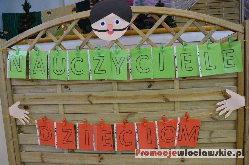 Nauczyciele dzieciom w SP nr 12 we Włocławku