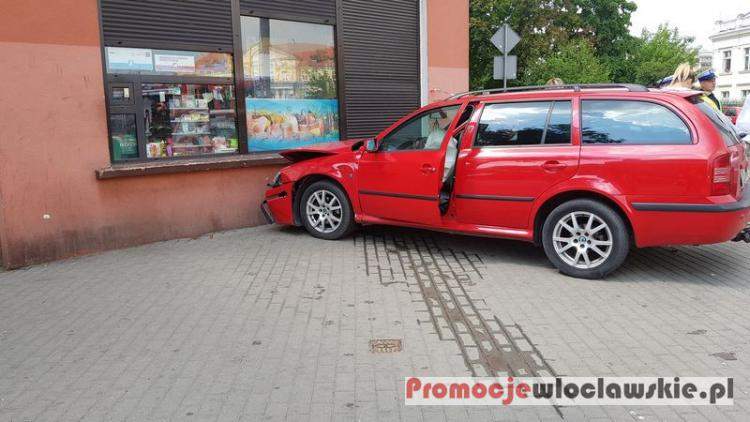 Skoda uderzyła w ścianę sklepu. Zderzenie dwóch samochodów we Włocławku [FOTO]