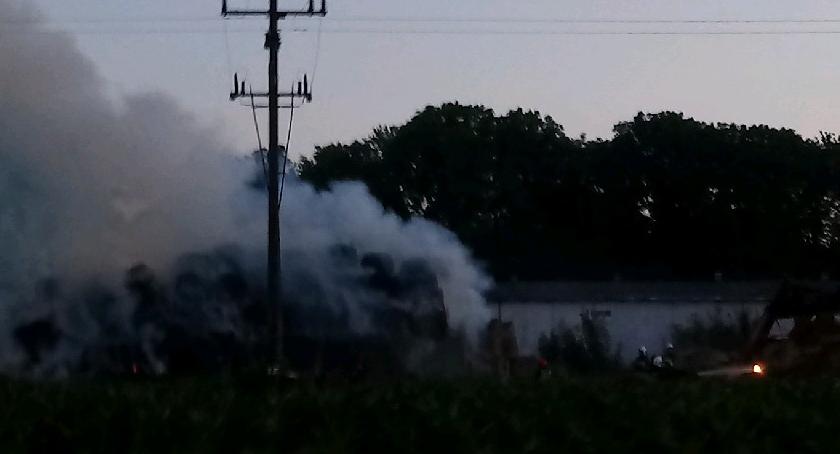 Pożar 300 bel słomy w Chodeczku. 6 zastępów straży pożarnej w akcji