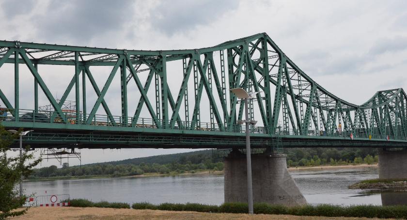 Chwile grozy na moście stalowym we Włocławku. 28-latek sparaliżował ruch
