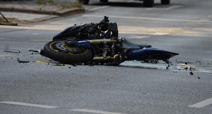 Zderzenie samochodu z motocyklem w Bogucinie. Motocyklista trafił do szpitala