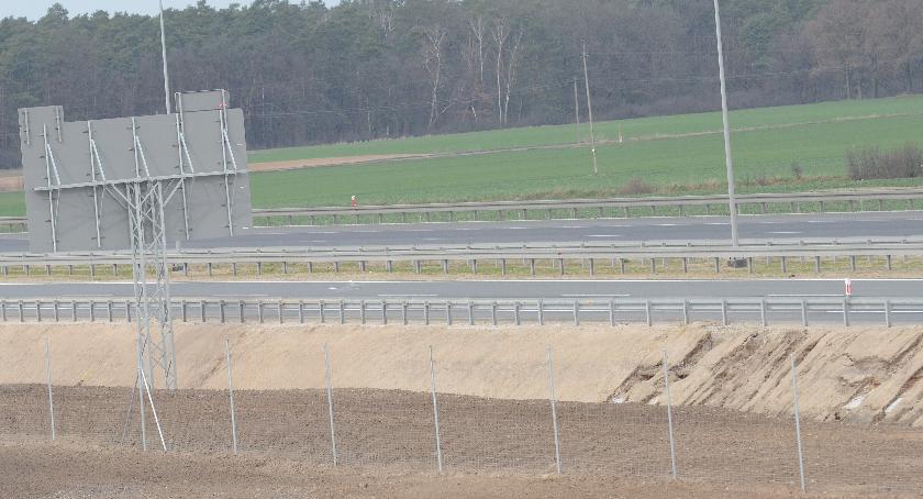 Wypadek na A1 w Gminie Brześć Kujawski. Samochód uderzył w bariery. Pasażer w szpitalu