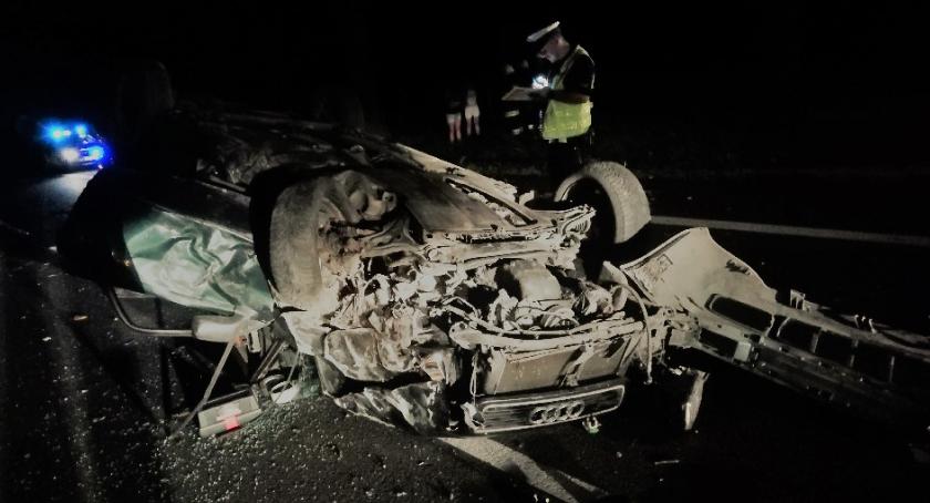 Samochód uderzył w drzewo i dachował w Gminie Lubień Kujawski na DK 91