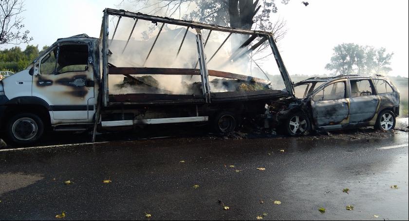 Wypadek w Płowcach. Spłonęły dwa samochody [FOTO]