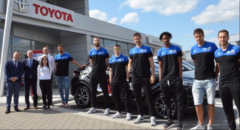 Toyotami po zwycięstwo. Zobacz samochody koszykarzy Anwil Włocławek [ZDJĘCIA]