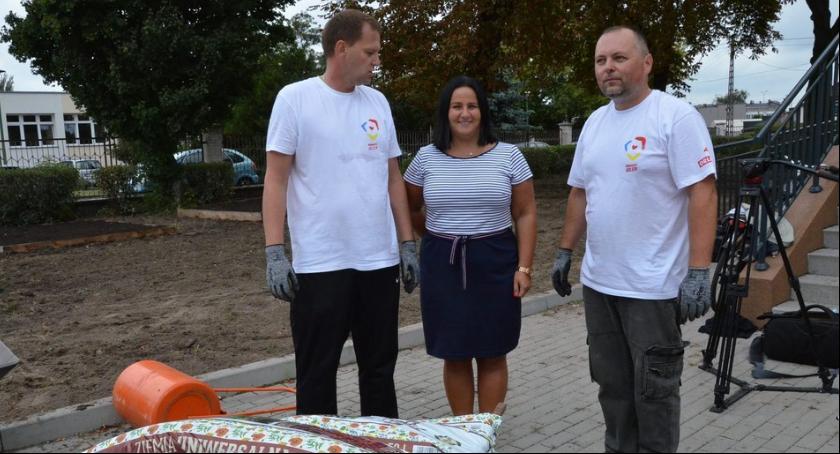 Wyjątkowy ogród powstaje przy Zespole Szkół nr 3 we Włocławku. Pomagali wolontariusze [ZDJĘCIA]
