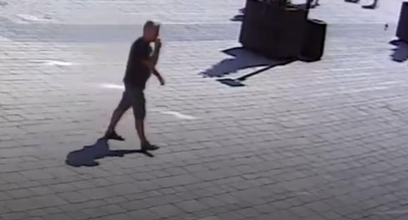 Uszkodził samochód we Włocławku. Policja szuka sprawcy. Jest nagranie monitoringu