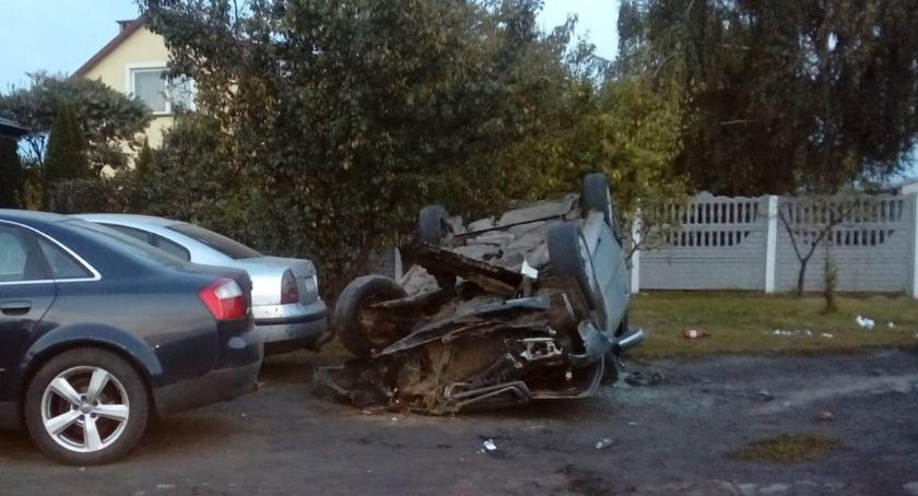 Wypadek w Wielgiem. Skoda uderzyła w znak i spadła ze skarpy