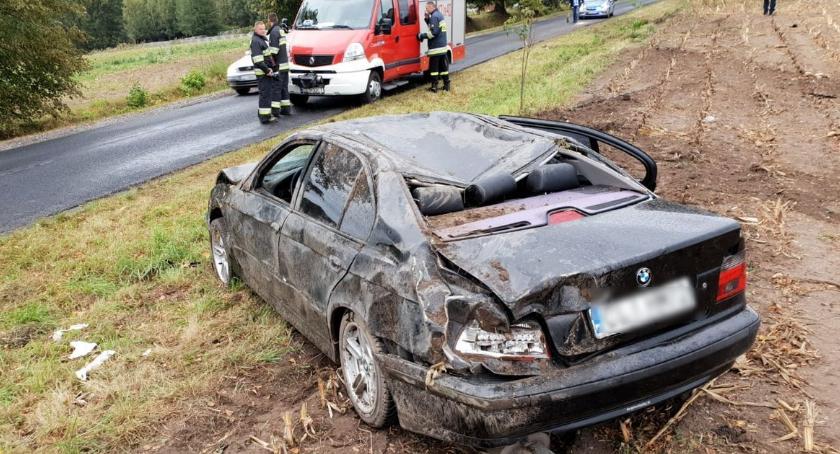 Wypadek w Kłokocku w powiecie lipnowskim. BMW kilkukrotnie koziołkowało [ZDJĘCIA]