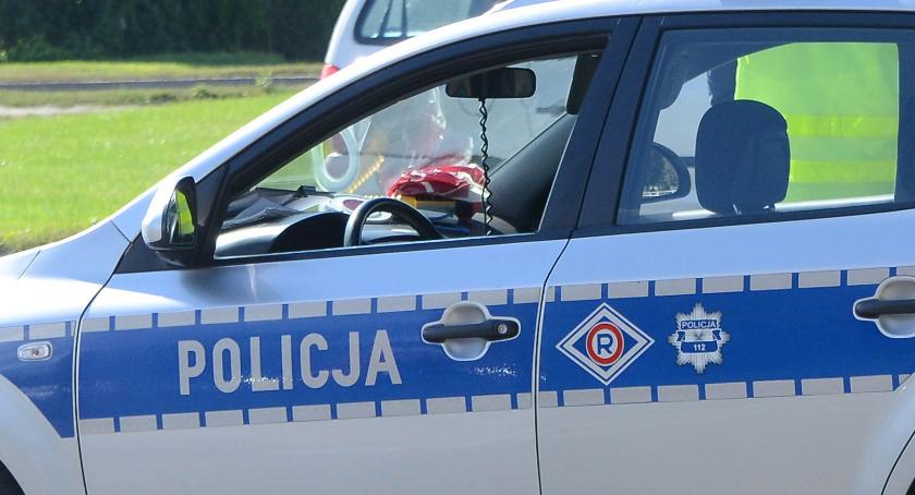 Uderzył w budynek w centrum Włocławka. Przybyli policjanci zastali śpiącego mężczyznę