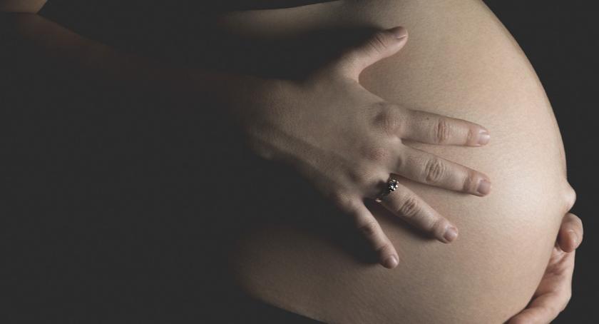 Strażnicy Miejscy pomogli ciężarnej kobiecie we Włocławku. Zbierała pieniądze …