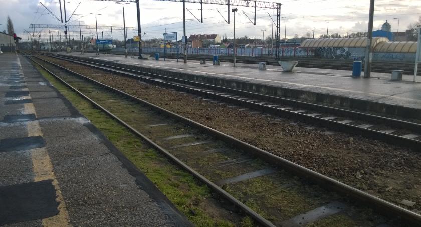 Śmiertelny wypadek na torach we Włocławku. 60-letni mężczyzna potrącony przez pociąg towarowy