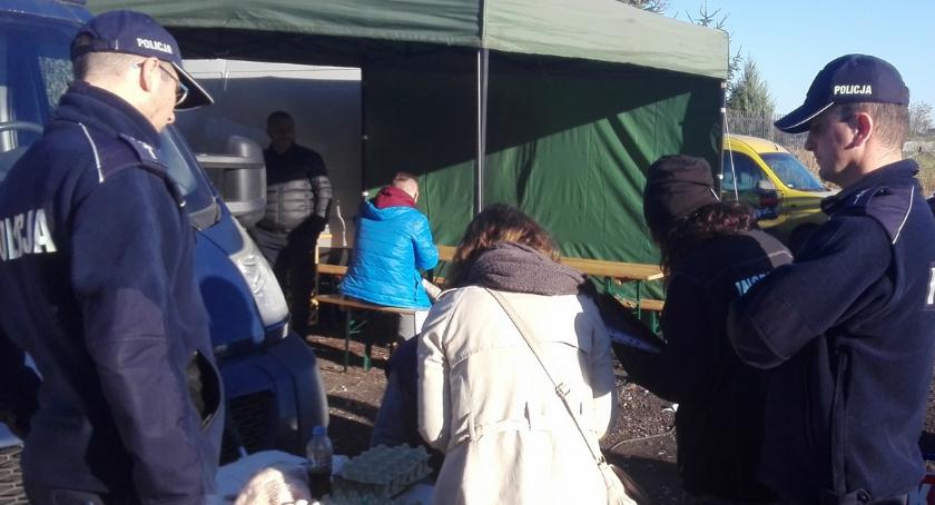 Policyjna kontrola na targowisku miejskim w Radziejowie