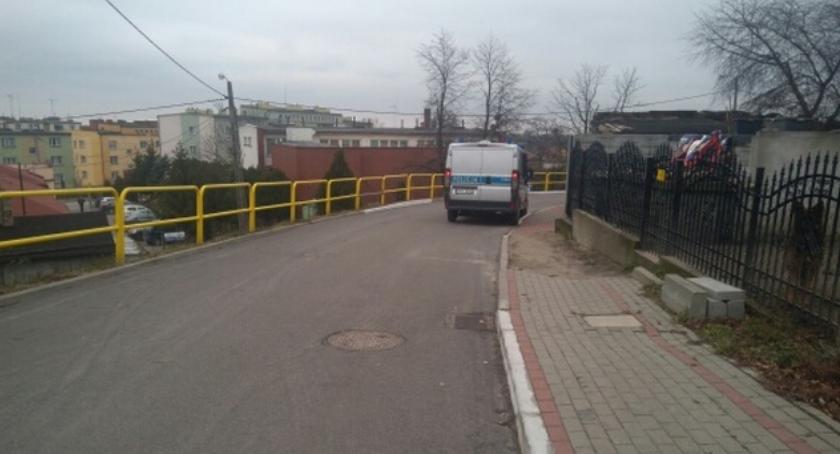 Samochód bez kierowcy w Radziejowie staczał się z góry. Zareagowali policjanci