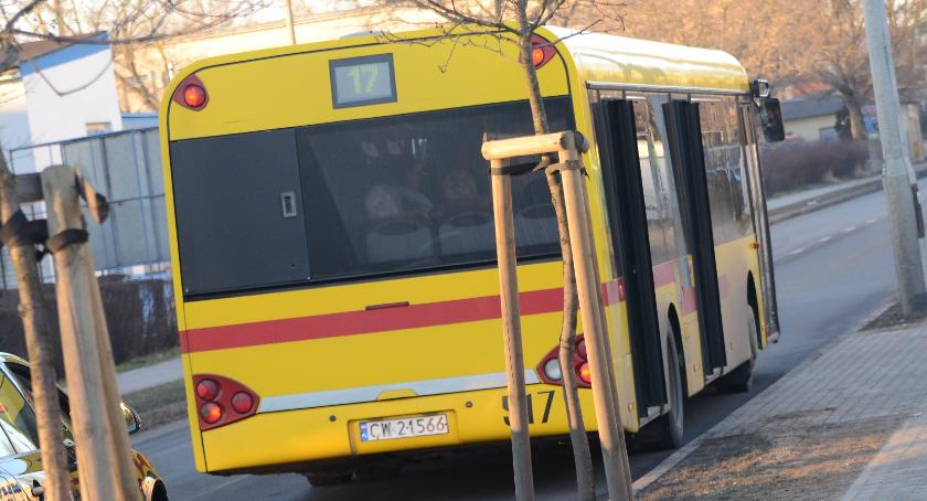 Jazda na tylnym zderzaku autobusu we Włocławku. Jak się skończy?